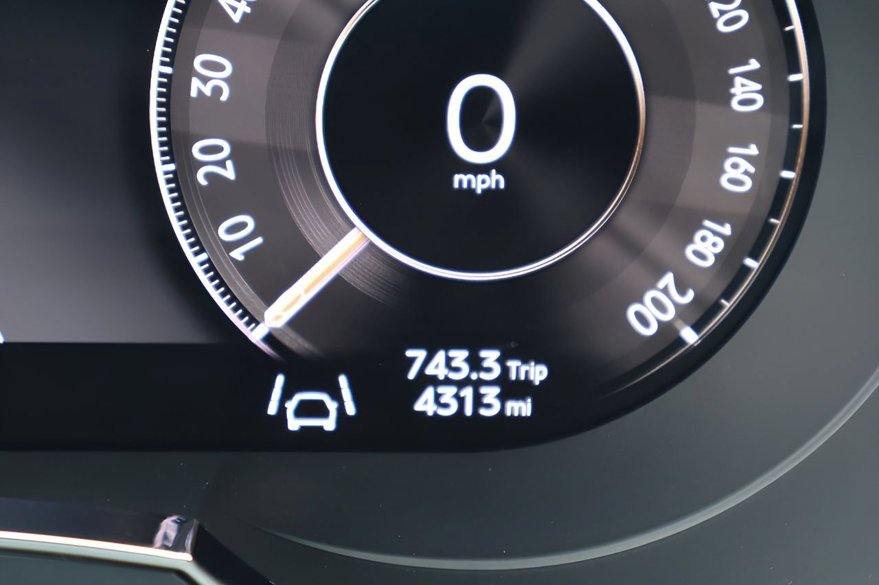 Used 2025 Bentley Bentayga Extended Wheelbase AWD/4WD image 29