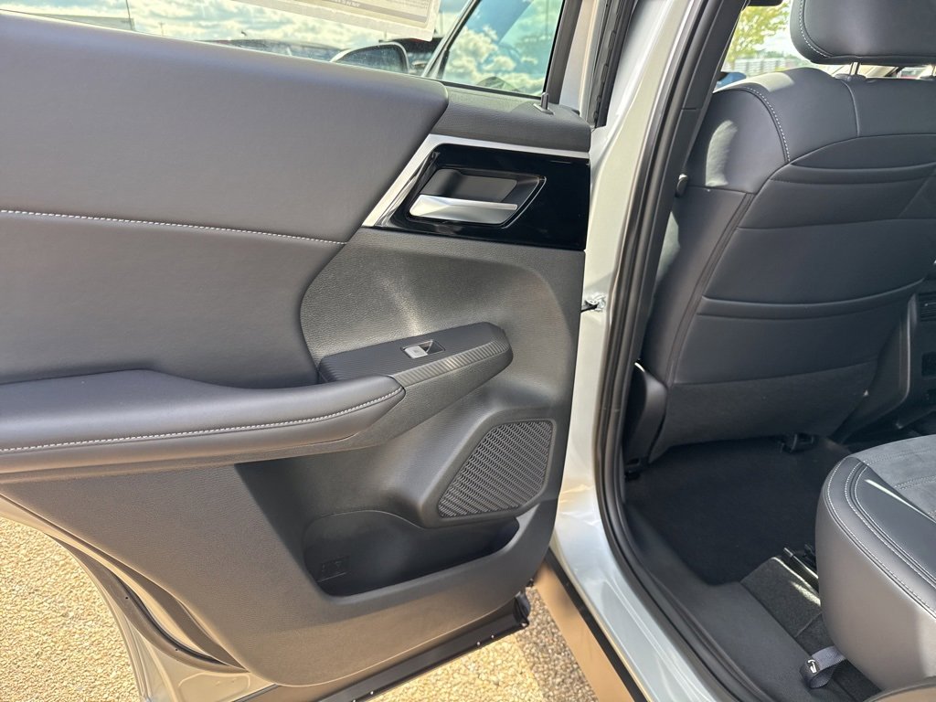 New 2025 Mitsubishi Outlander SE image 18