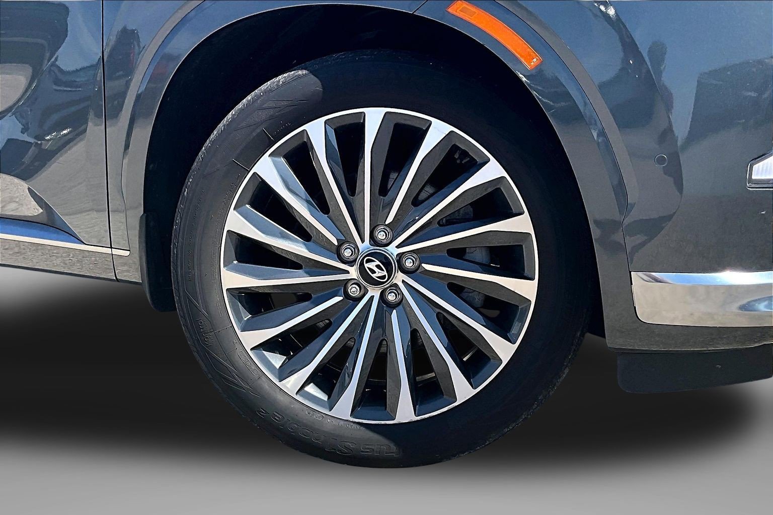 Used 2023 Hyundai Palisade Calligraphy image 9