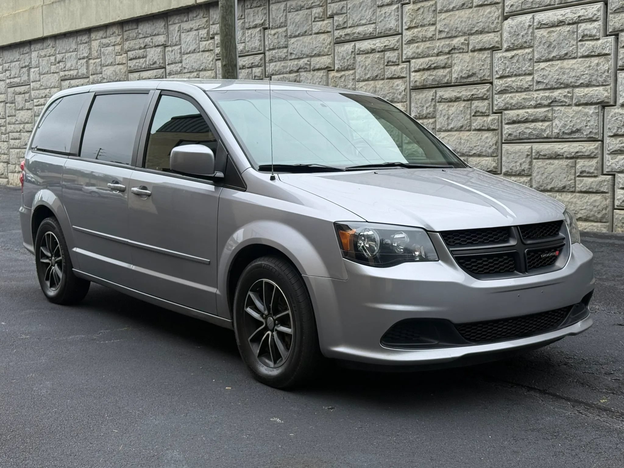 Used 2017 Dodge Grand Caravan SE FWD image 4