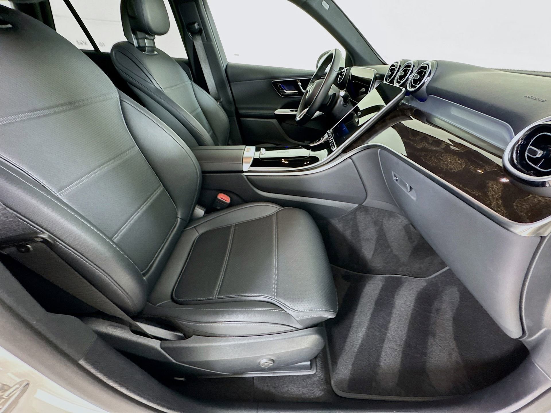 Certified 2025 Mercedes-Benz GLC 300 image 28
