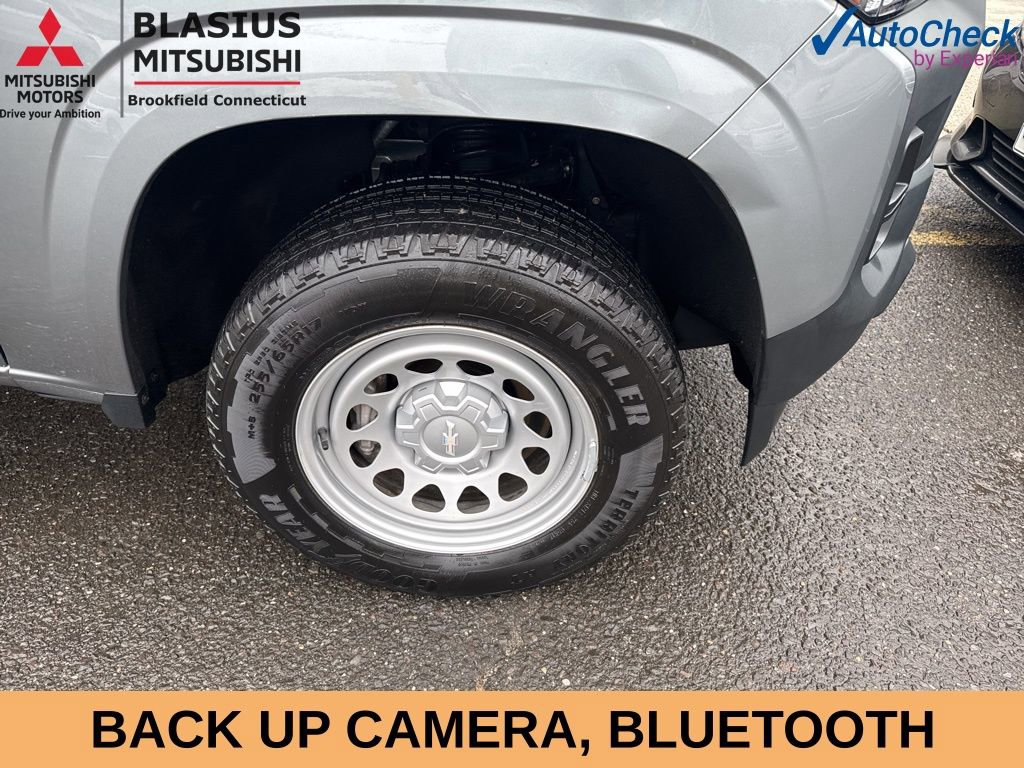 Used 2023 Chevrolet Colorado W/T RWD image 3