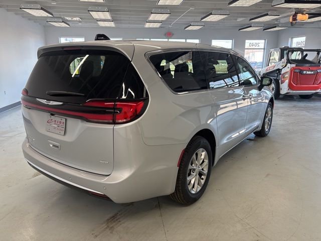 New 2026 Chrysler Pacifica Select image 8