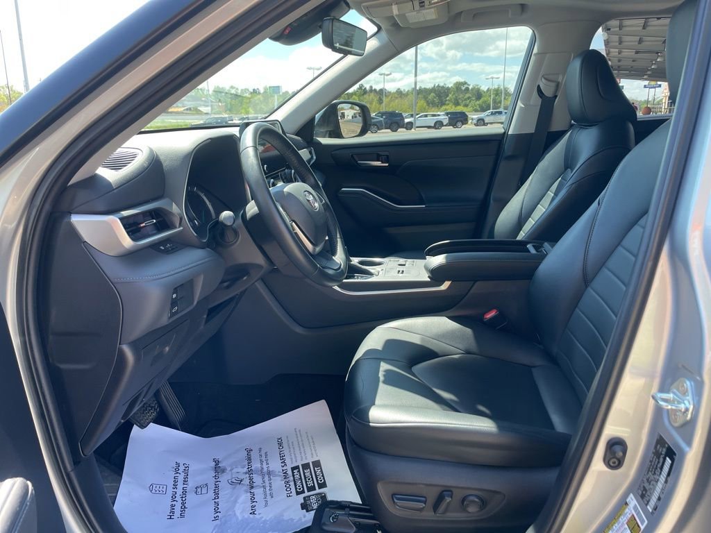 Used 2023 Toyota Highlander XLE image 14