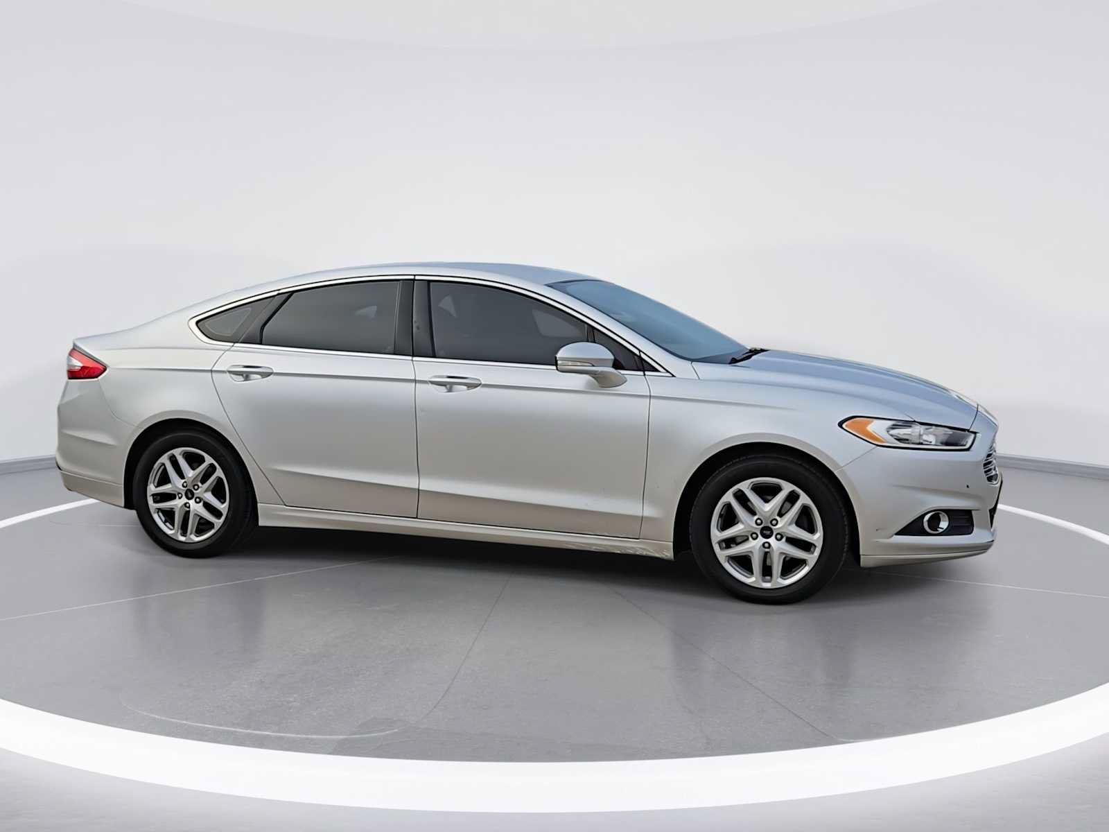 Used 2014 Ford Fusion SE w/ Equipment Group 202A FWD image 9