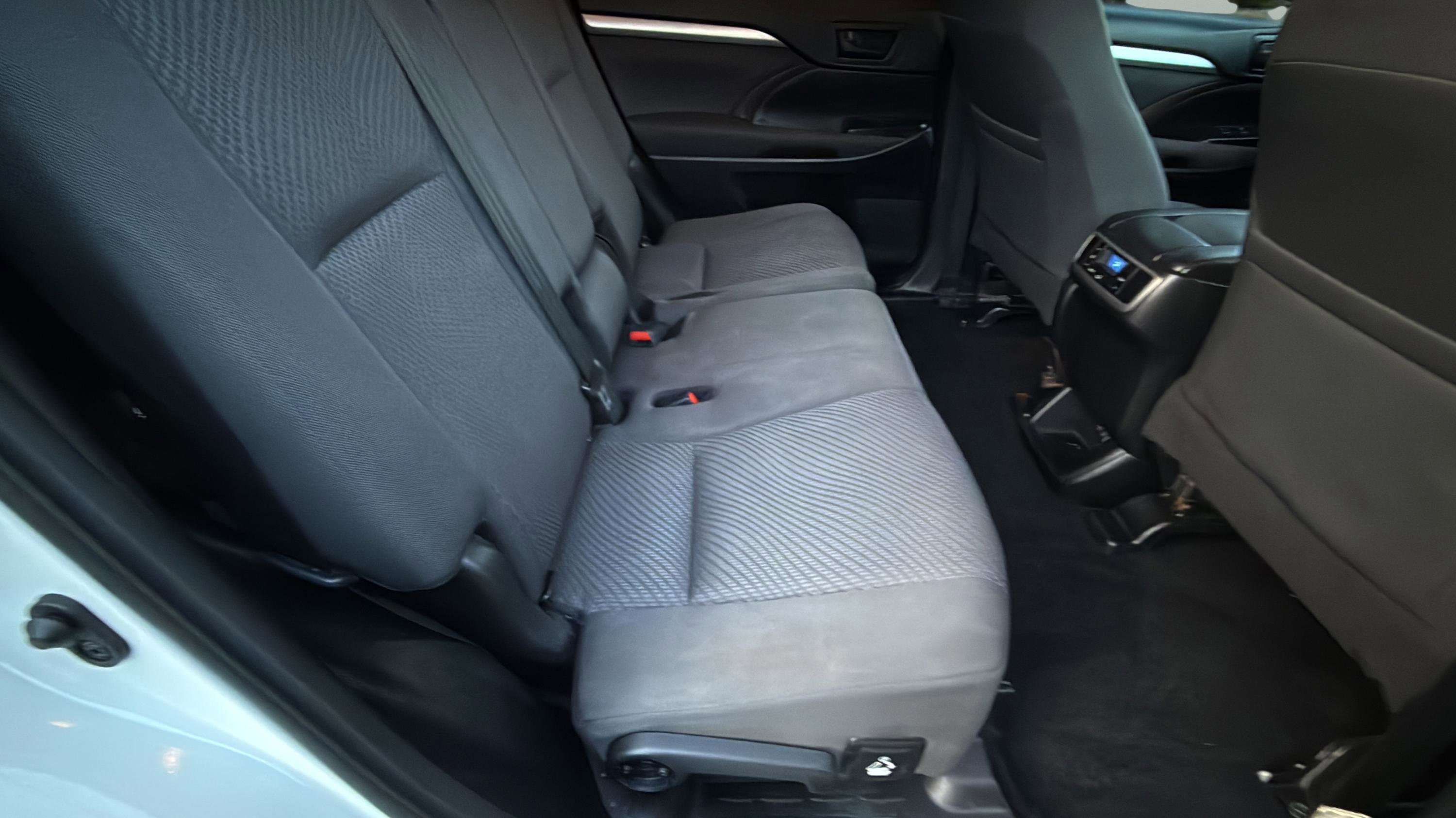 Used 2019 Toyota Highlander LE image 30