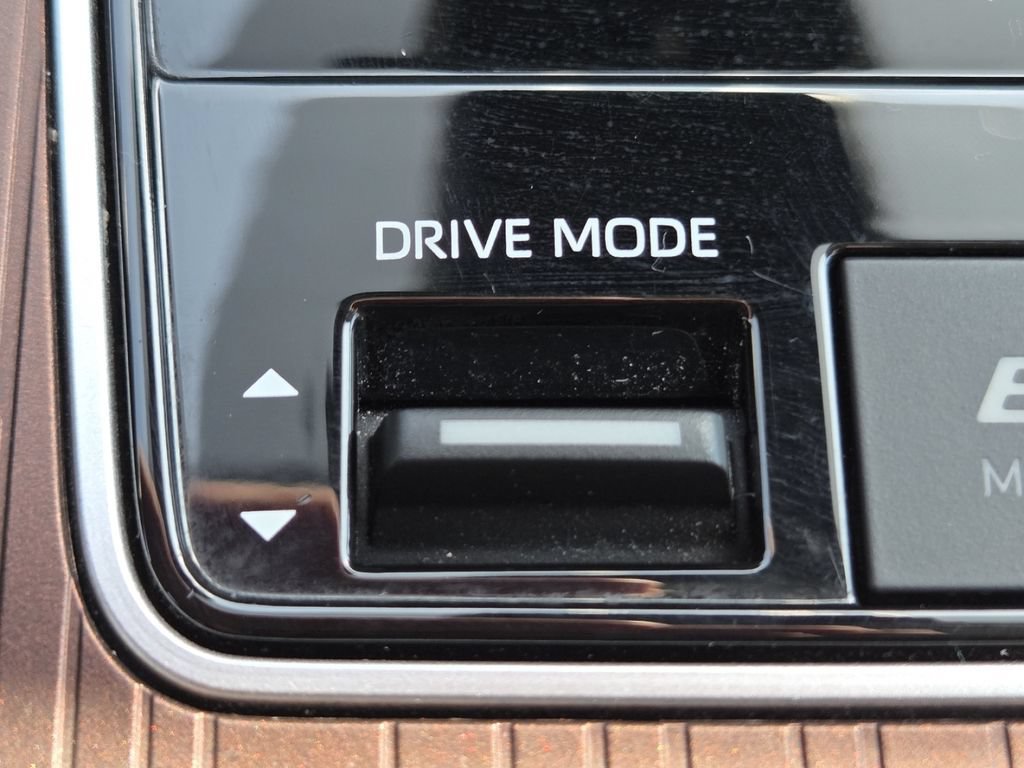 Used 2024 Toyota Sienna LE AWD/4WD image 5