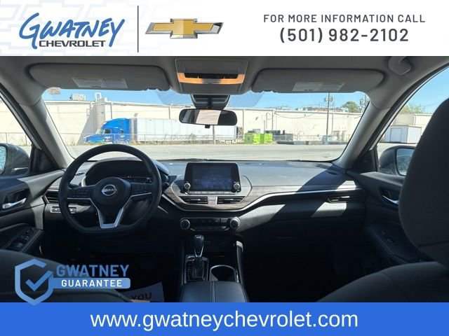 Used 2024 Nissan Altima 2.5 SV FWD image 25