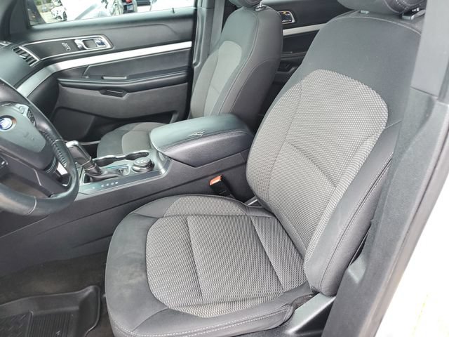 Used 2017 Ford Explorer XLT w/ Equipment Group 201A AWD/4WD image 17