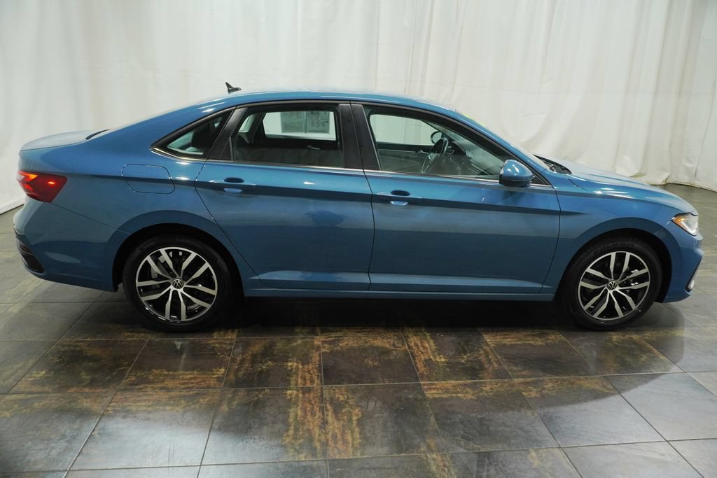 Used 2025 Volkswagen Jetta SE FWD image 3