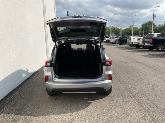 Used 2024 Ford Escape ST-Line w/ Cold Weather Package FWD image 9