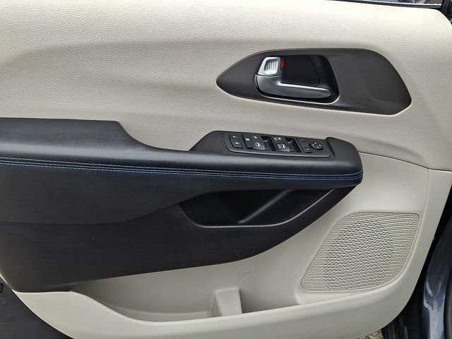 Used 2021 Chrysler Pacifica Touring image 22