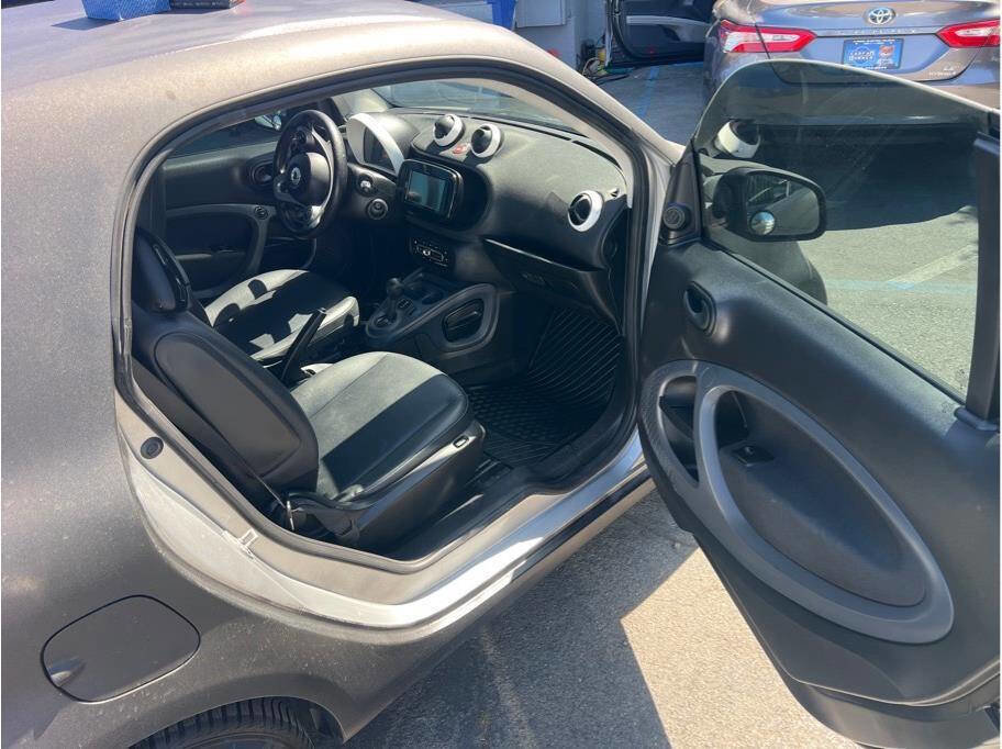 Used 2016 smart fortwo pure RWD image 4