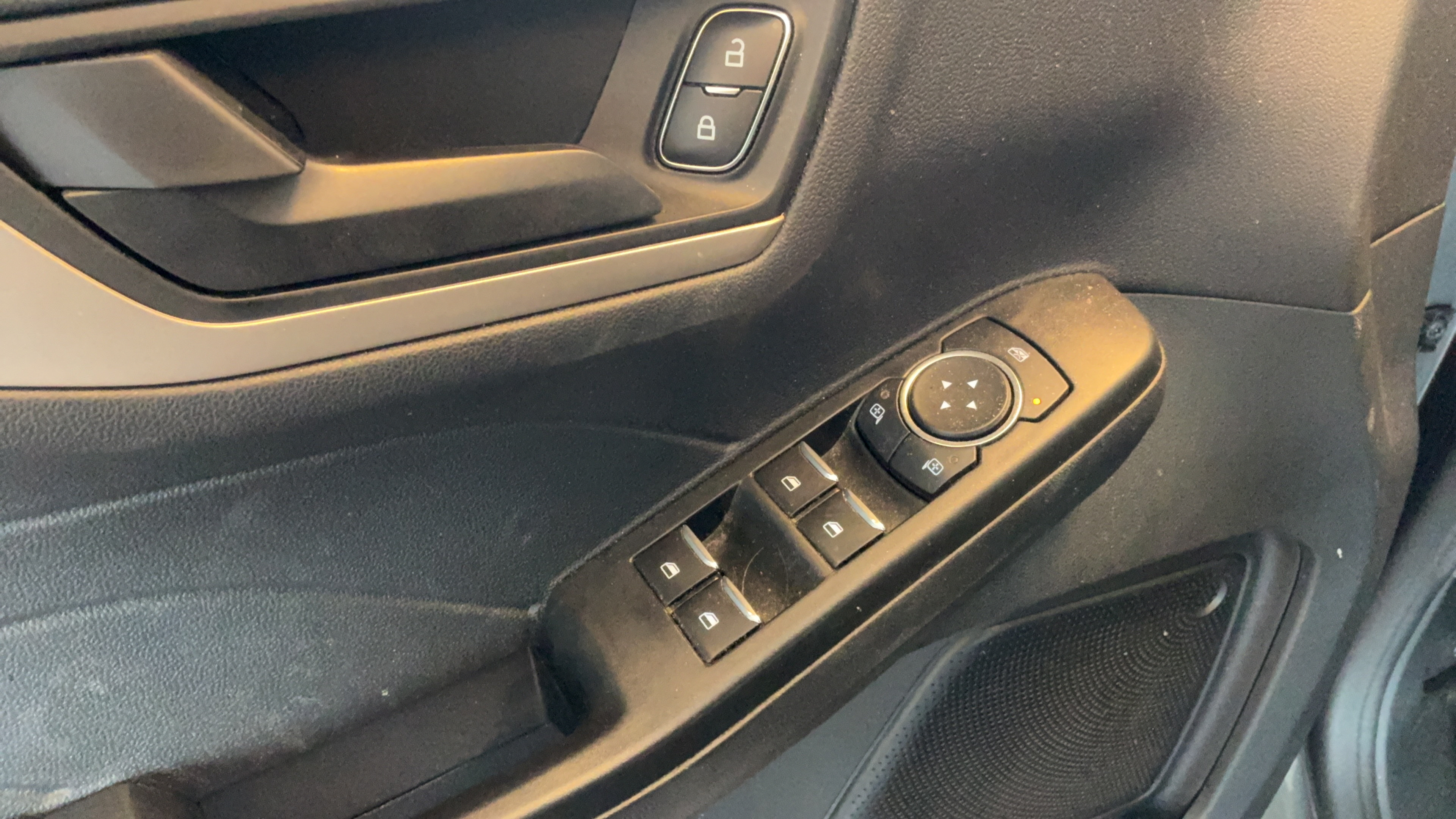 Used 2022 Ford Escape SE w/ SE Sport Appearance Package FWD image 18