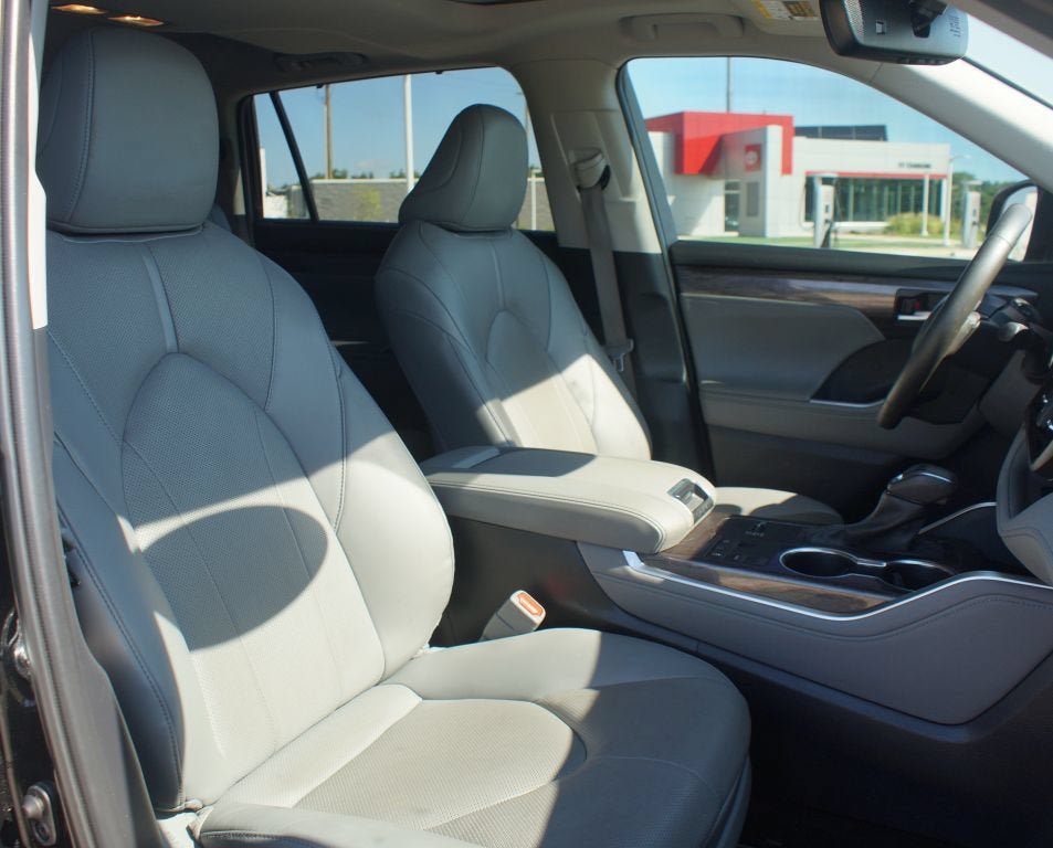 Used 2024 Toyota Highlander Limited FWD image 24