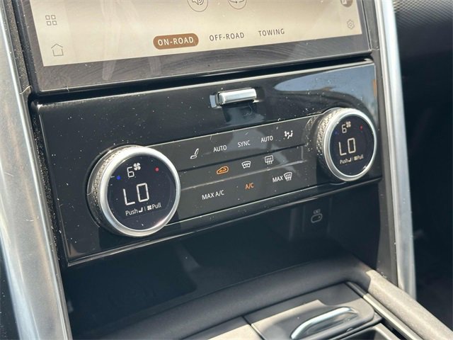 Used 2024 Land Rover Discovery Dynamic SE image 19