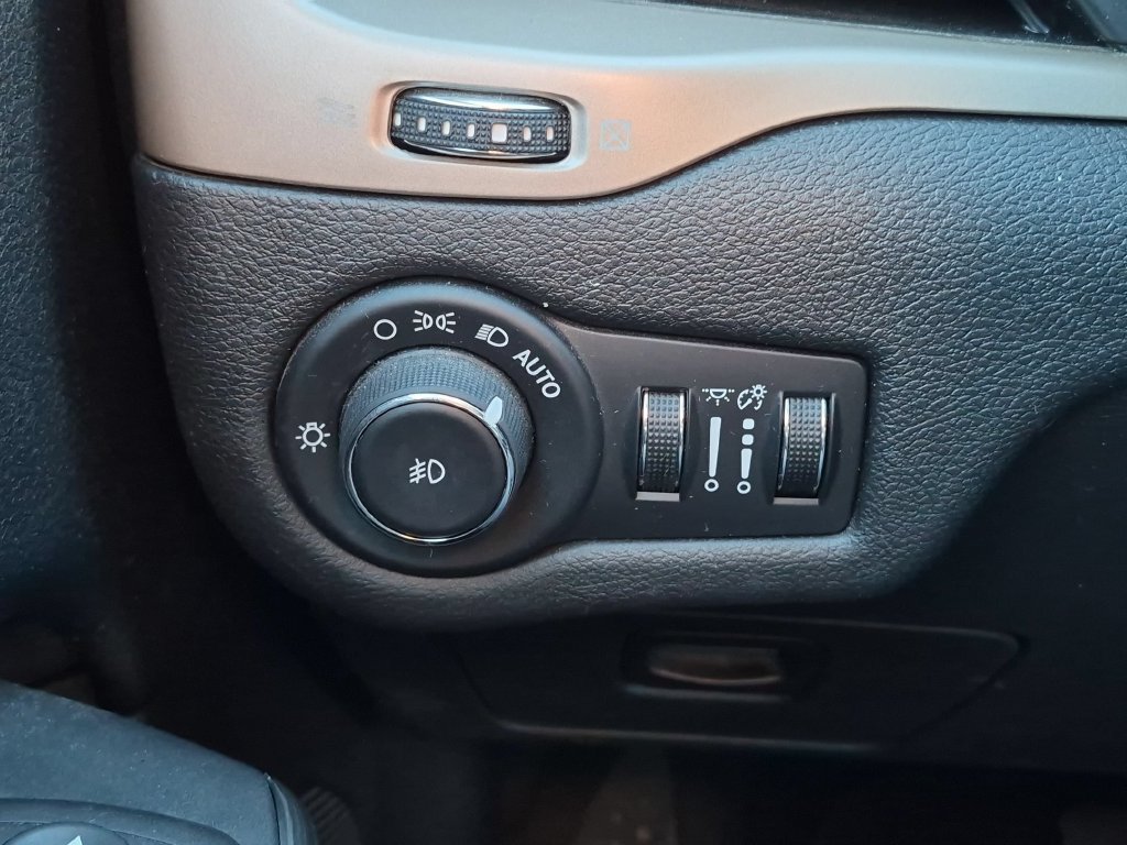Used 2016 Jeep Cherokee Latitude FWD image 18
