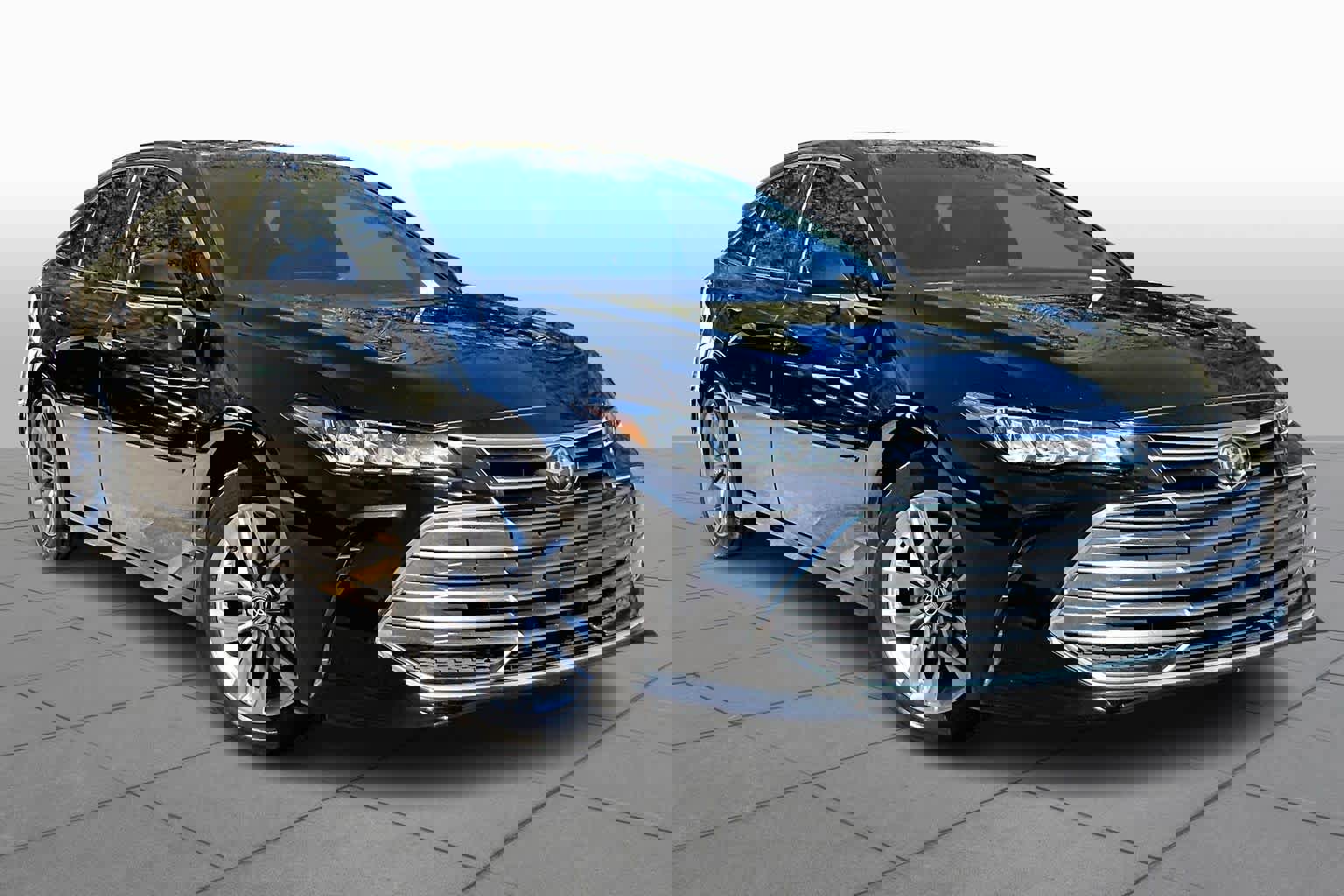 Used 2022 Toyota Avalon XLE image 2