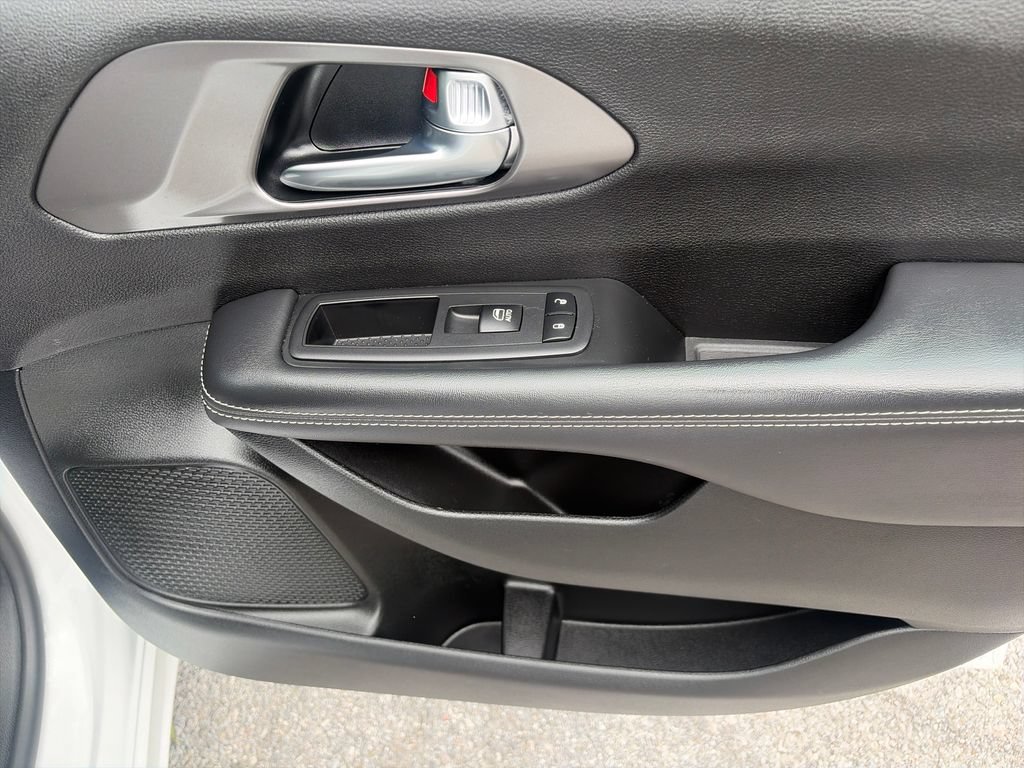 Used 2026 Chrysler Pacifica Select FWD image 43