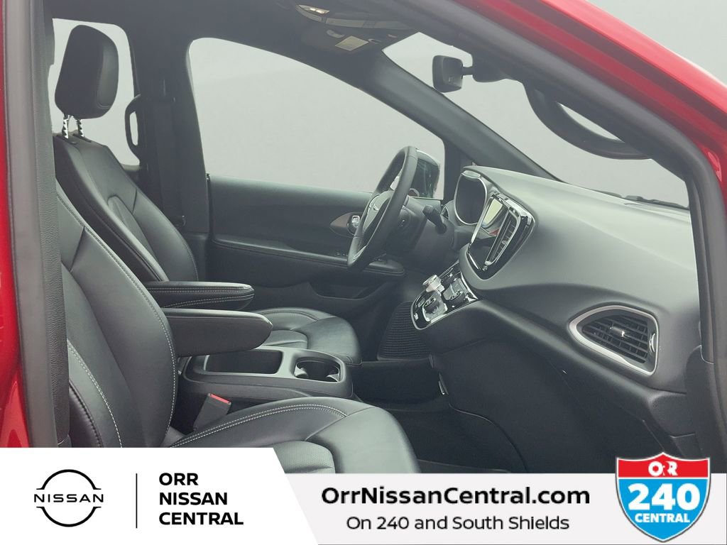 Used 2025 Chrysler Pacifica Select image 23