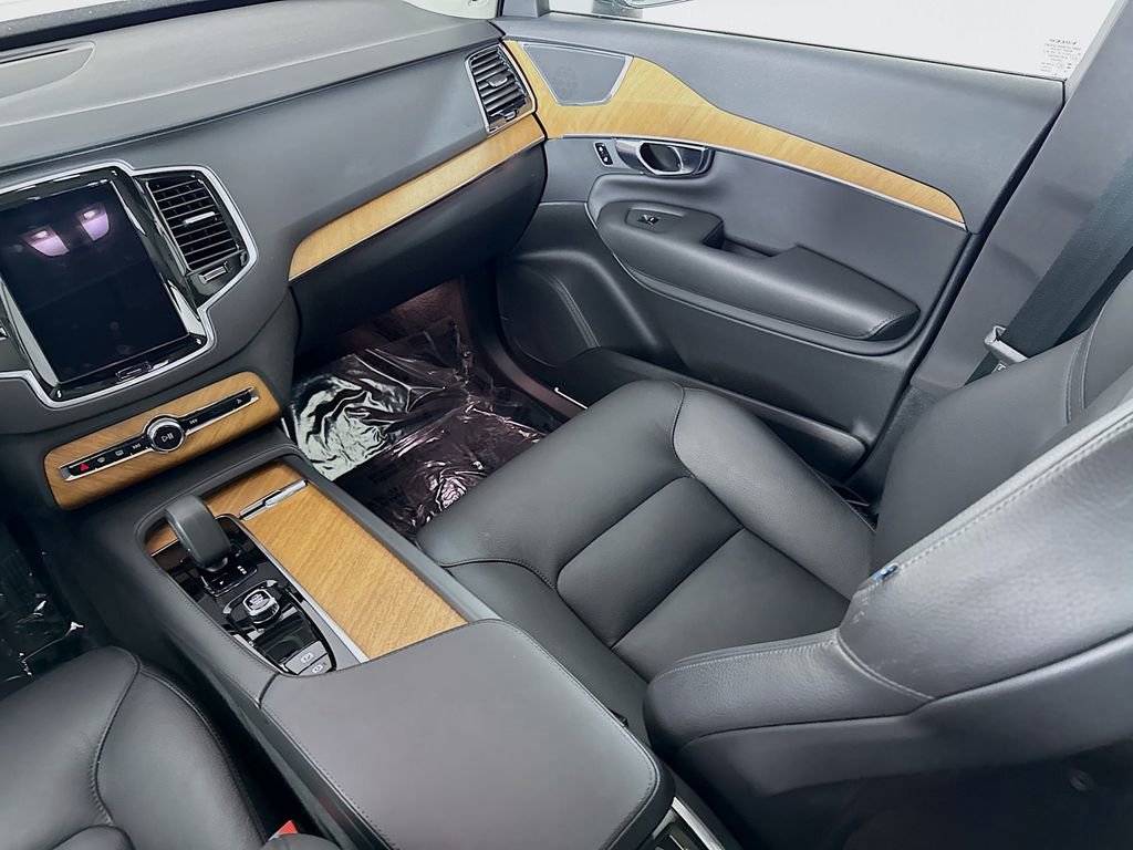 Certified 2025 Volvo XC90 B6 Plus image 24