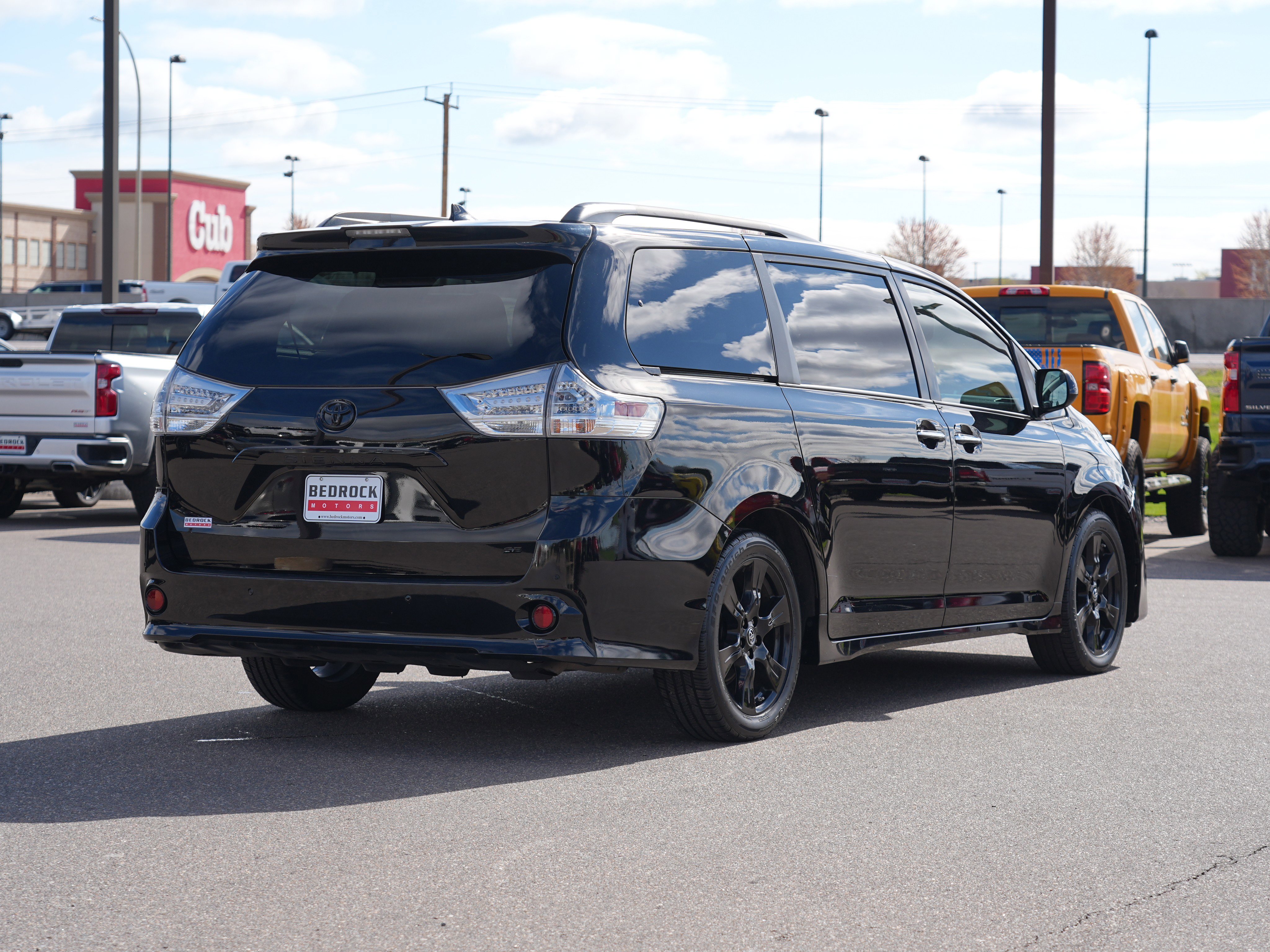 Used 2020 Toyota Sienna SE Premium w/ Nightshade Edition FWD image 3