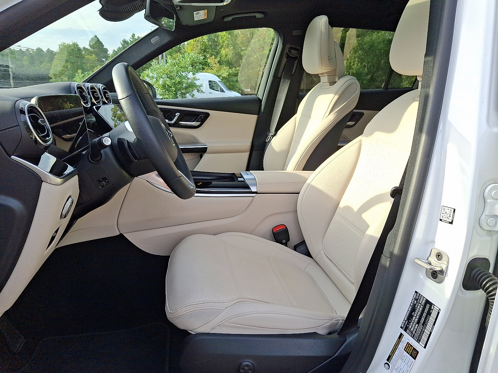 Used 2025 Mercedes-Benz GLC 300 4MATIC image 13