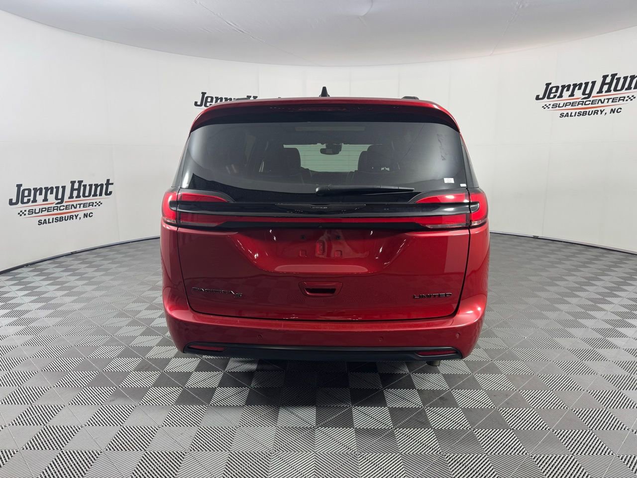 Used 2025 Chrysler Pacifica Limited image 10
