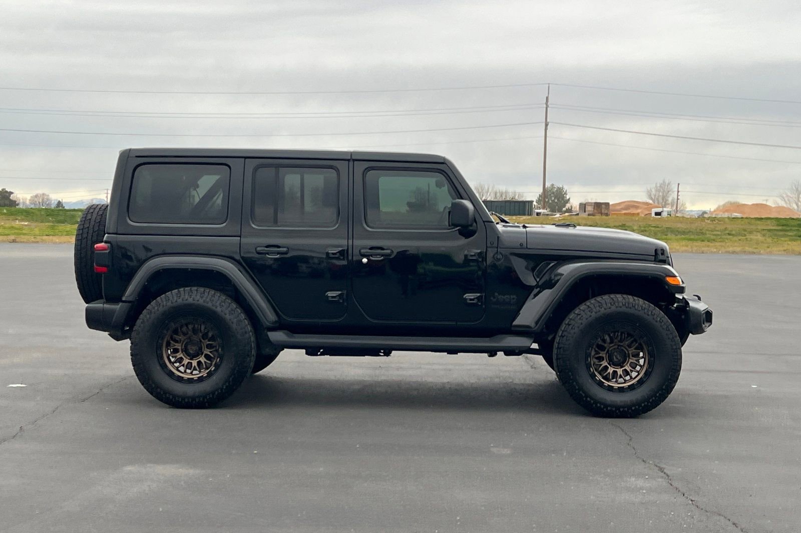 Used 2021 Jeep Wrangler Unlimited Sahara AWD/4WD image 3