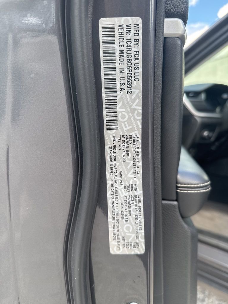 Certified 2023 Jeep Grand Cherokee Limited w/ Black Appearance Package image 4