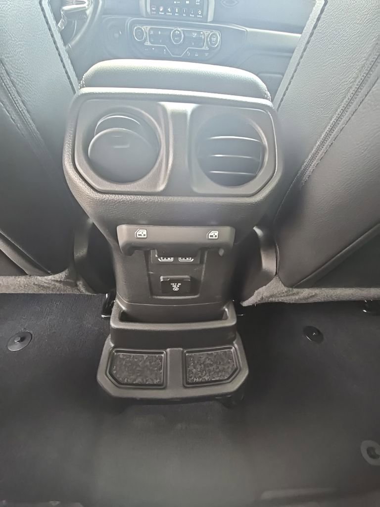Used 2022 Jeep Wrangler Unlimited Sahara image 31