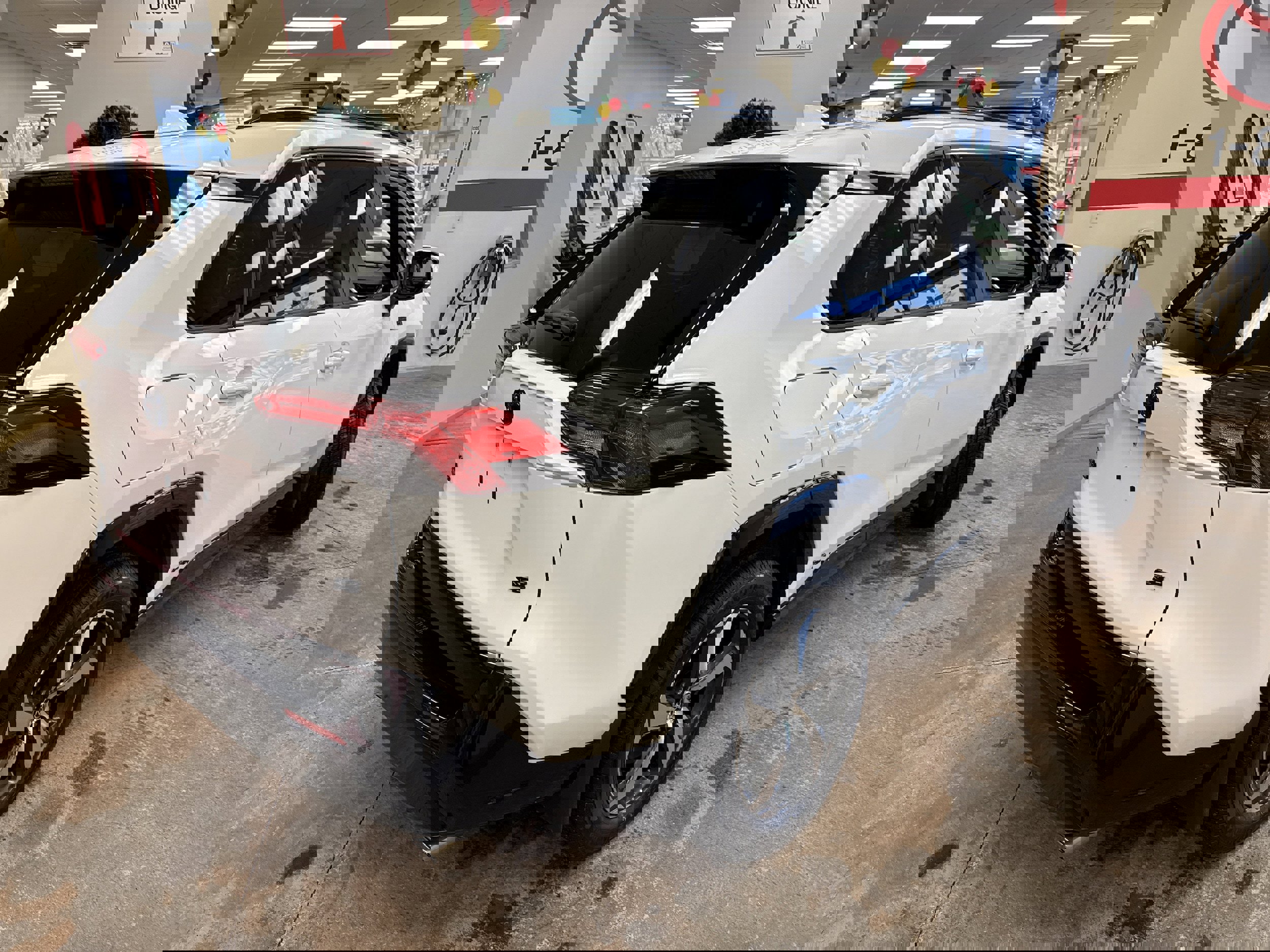 Used 2023 Toyota RAV4 SE w/ Weather & Moonroof Package image 10