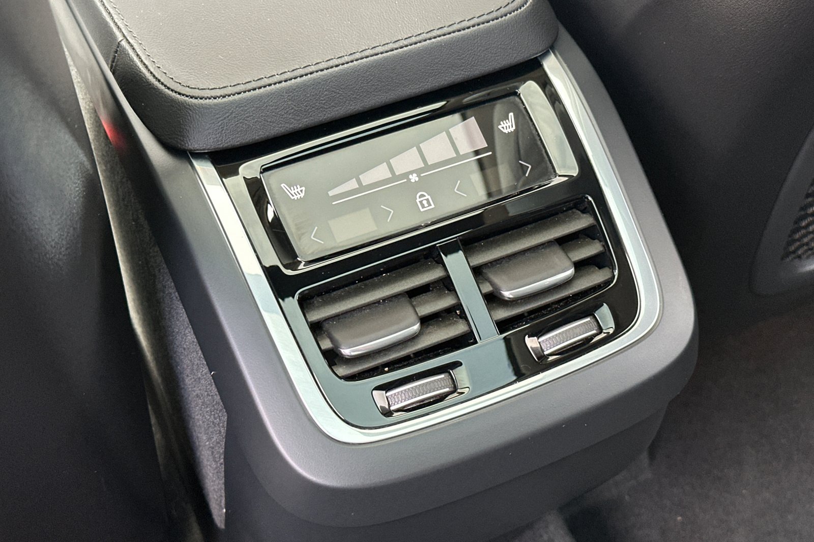 Certified 2025 Volvo XC90 B6 Plus AWD/4WD image 15