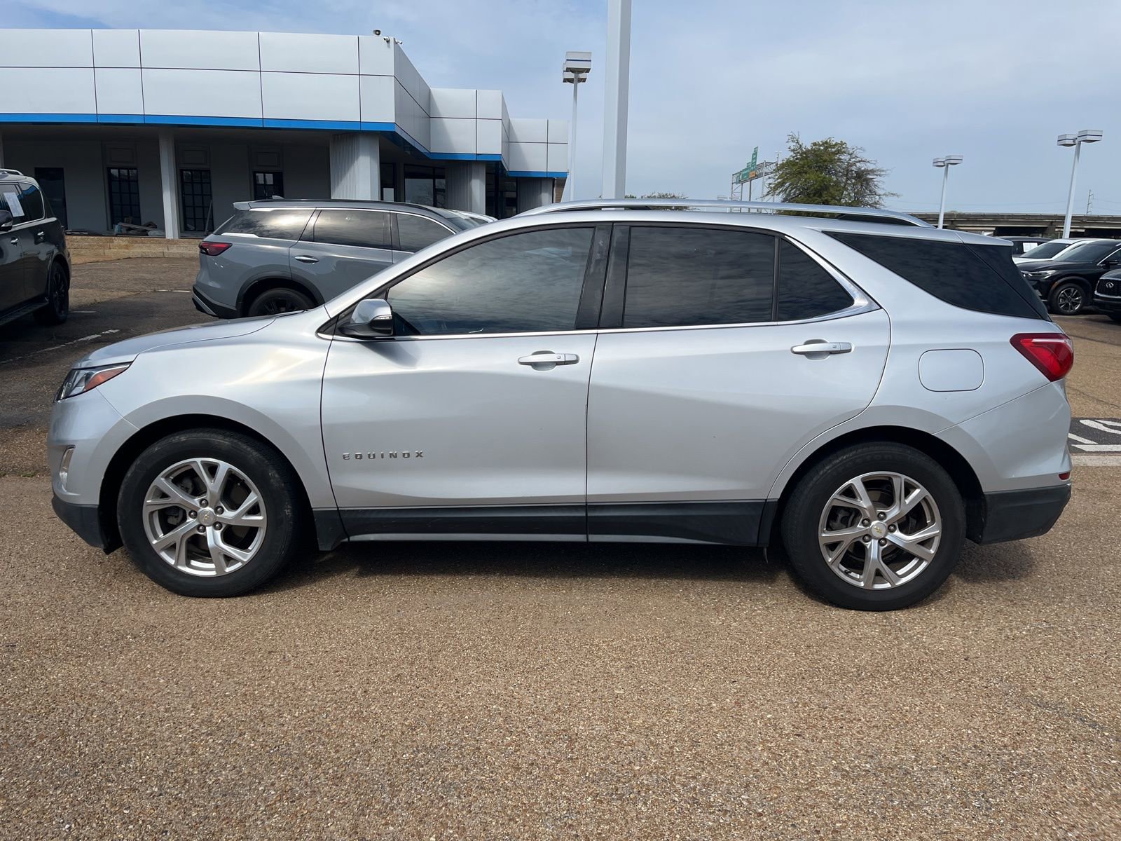 Used 2018 Chevrolet Equinox LT image 1