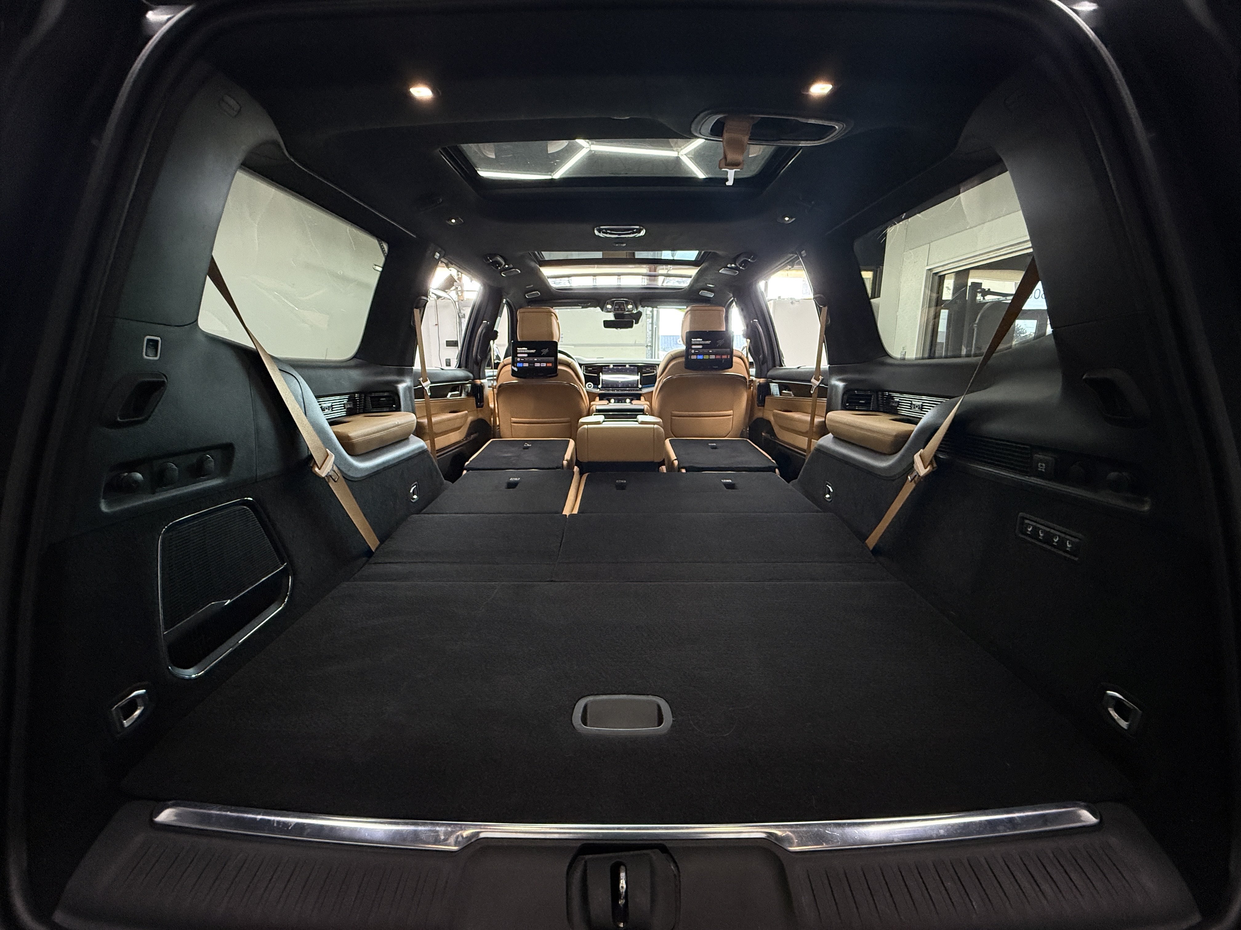 Used 2024 Jeep Grand Wagoneer Series III w/ Rear-Seat Entertainment Group AWD/4WD image 35