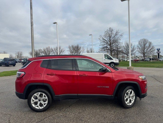 Used 2025 Jeep Compass Latitude AWD/4WD image 10