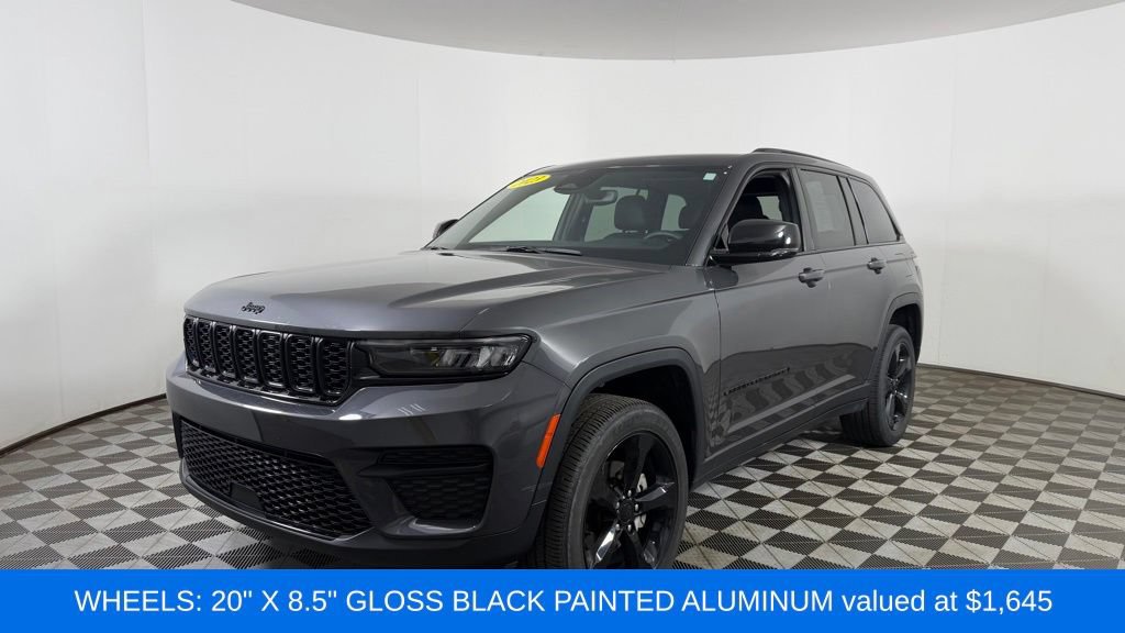 Used 2023 Jeep Grand Cherokee Altitude AWD/4WD image 3