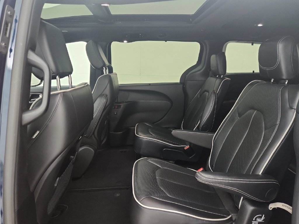 Certified 2025 Chrysler Pacifica Limited FWD image 36