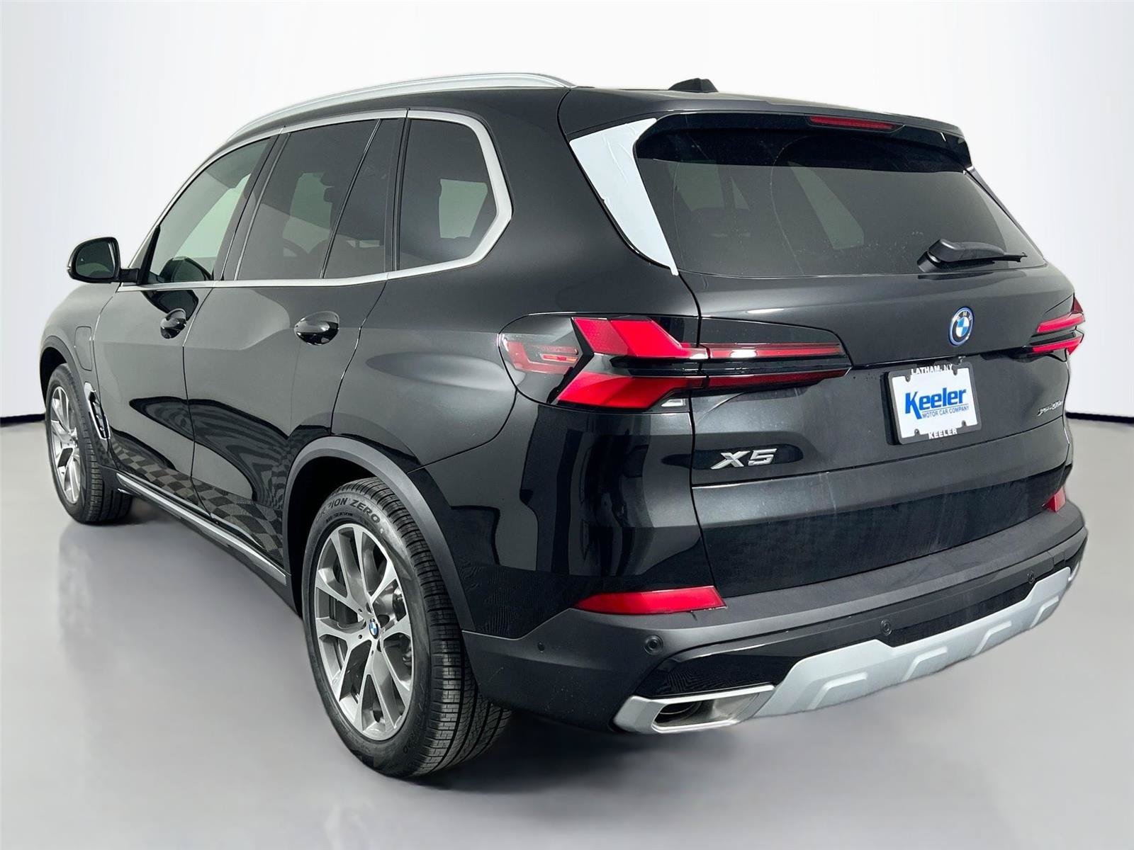 New 2026 BMW X5 xDrive50e w/ Premium Package AWD/4WD image 4
