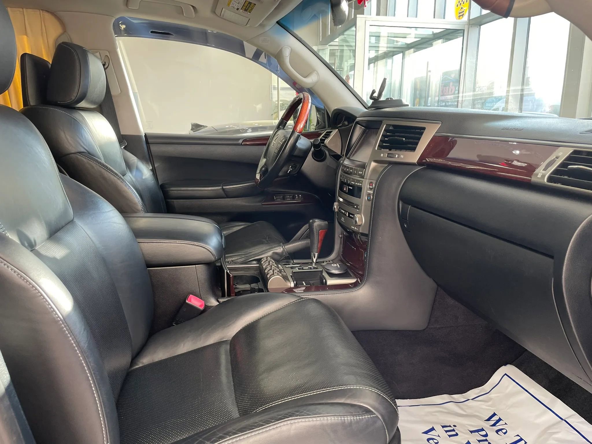 Used 2013 Lexus LX 570 4WD w/ Luxury Pkg image 30