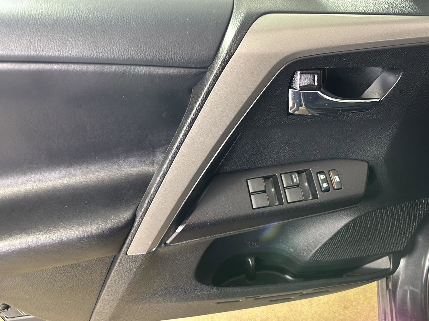 Used 2018 Toyota RAV4 XLE AWD/4WD image 27