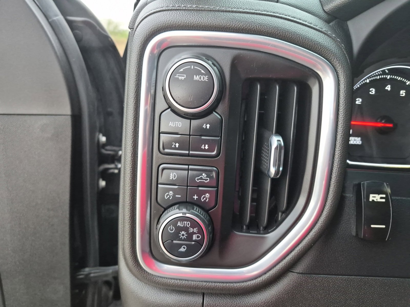 Used 2022 Chevrolet Silverado 2500 LT w/ Texas Edition image 27