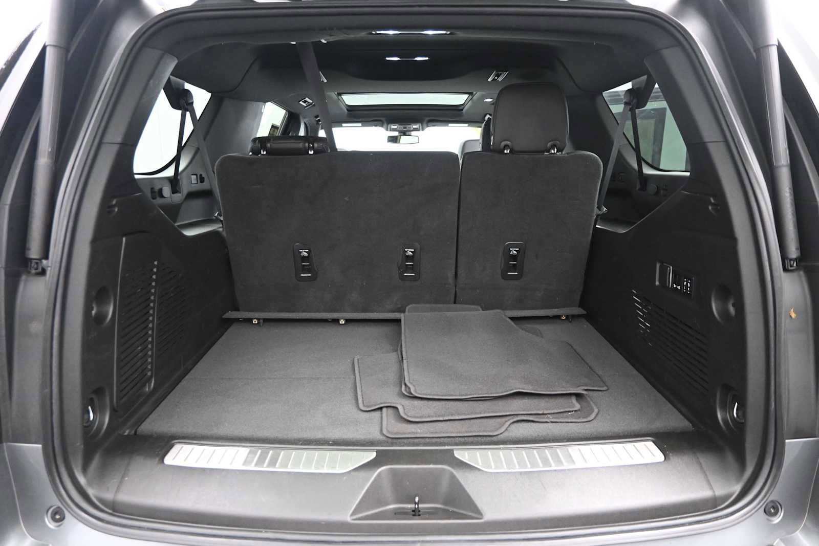 Used 2022 Chevrolet Suburban RST w/ Luxury Package AWD/4WD image 14