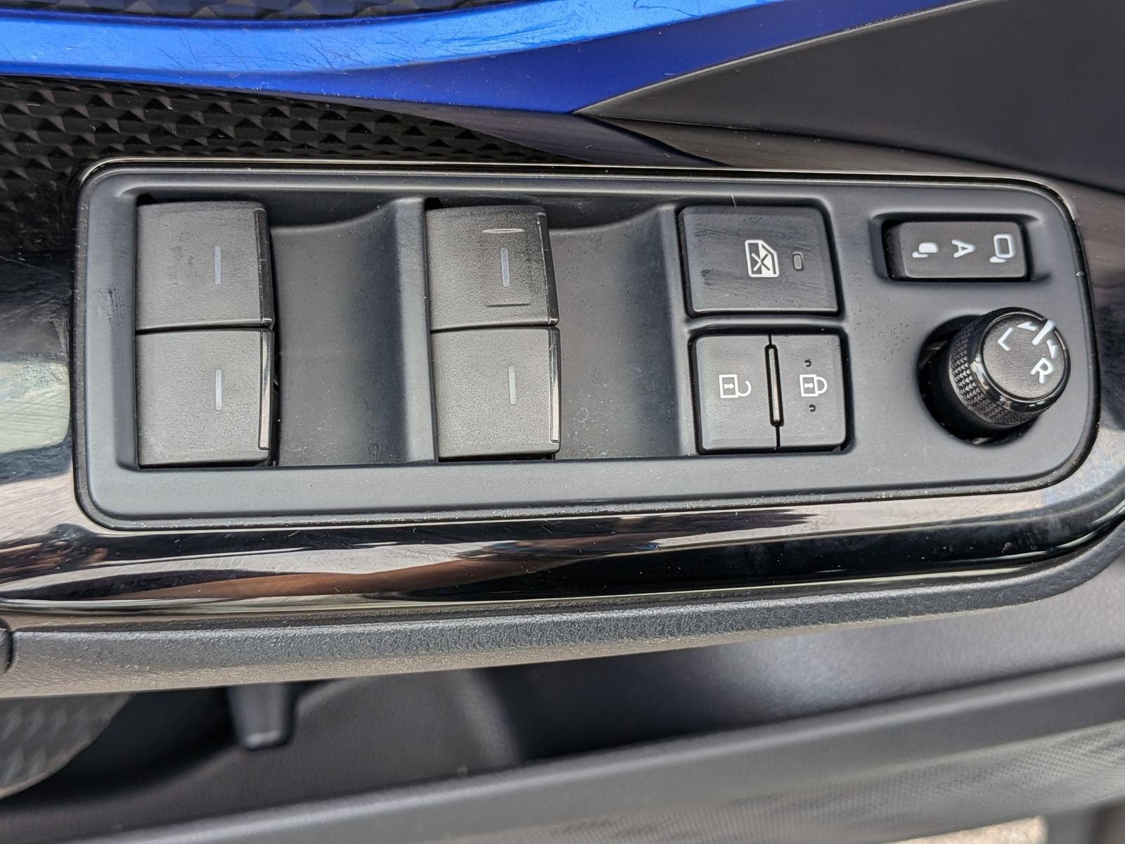 Used 2020 Toyota C-HR XLE FWD image 14