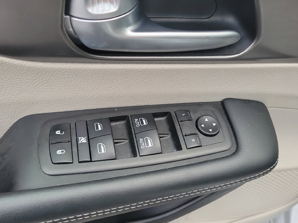 Used 2024 Chrysler Pacifica Touring-L FWD image 24
