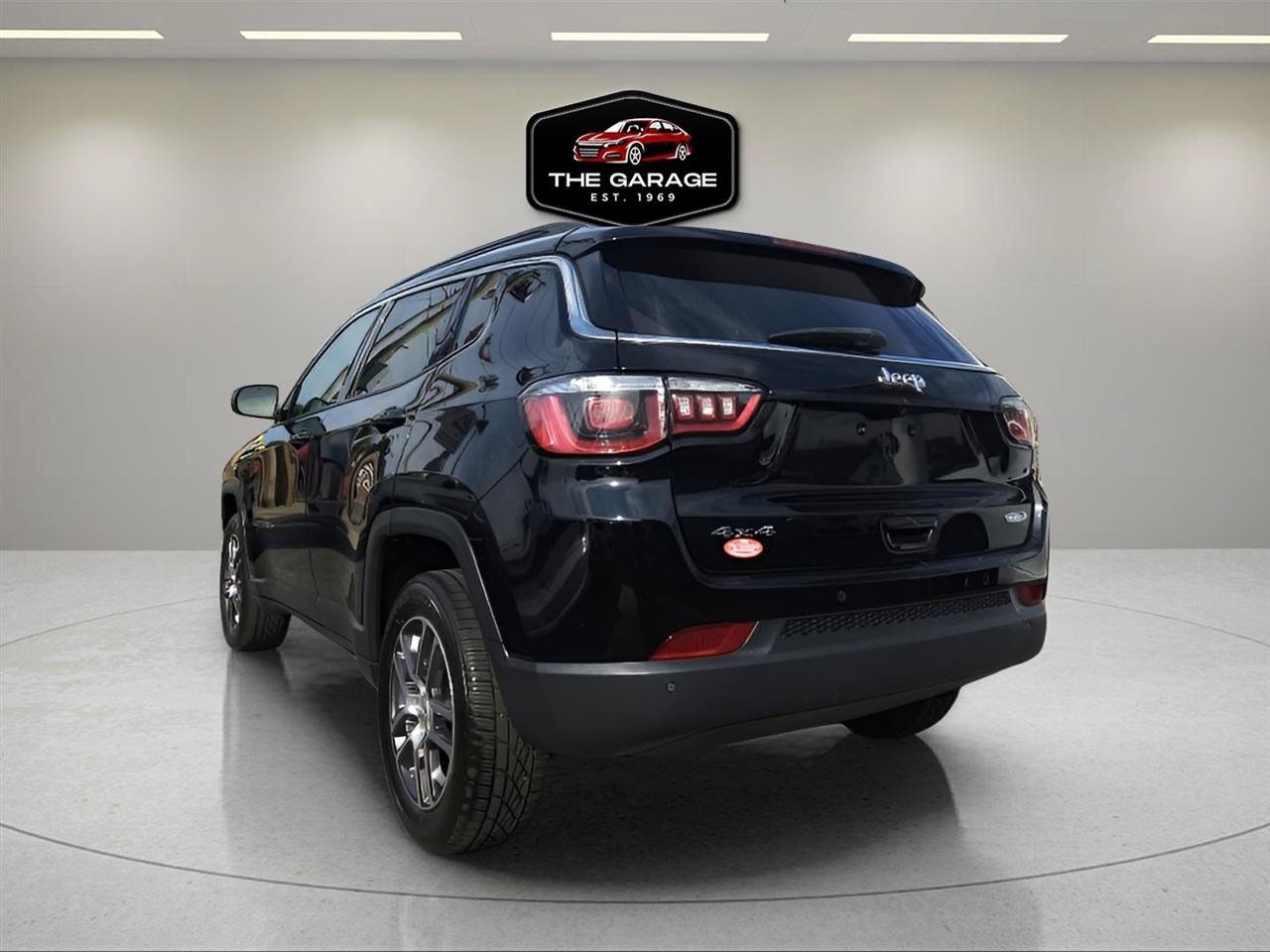Used 2018 Jeep Compass Latitude w/ Popular Equipment Group AWD/4WD image 4