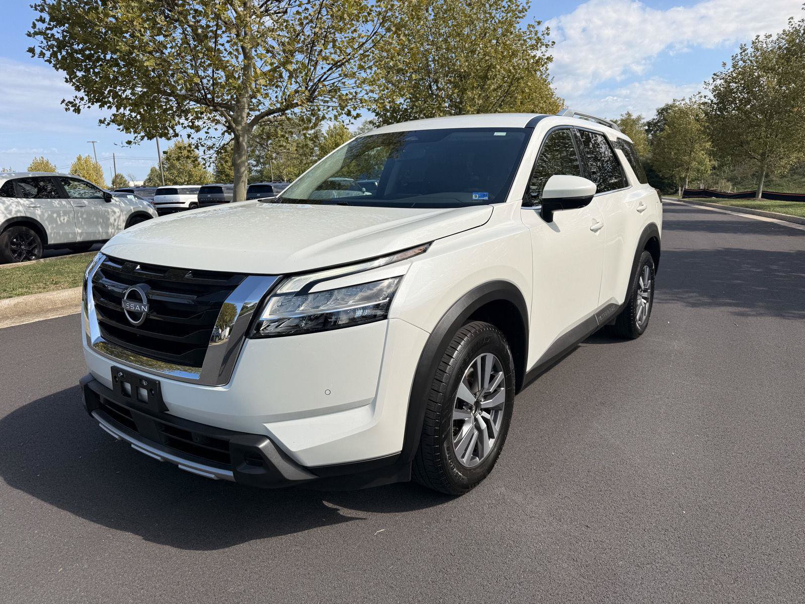 Used 2023 Nissan Pathfinder SL AWD/4WD image 2