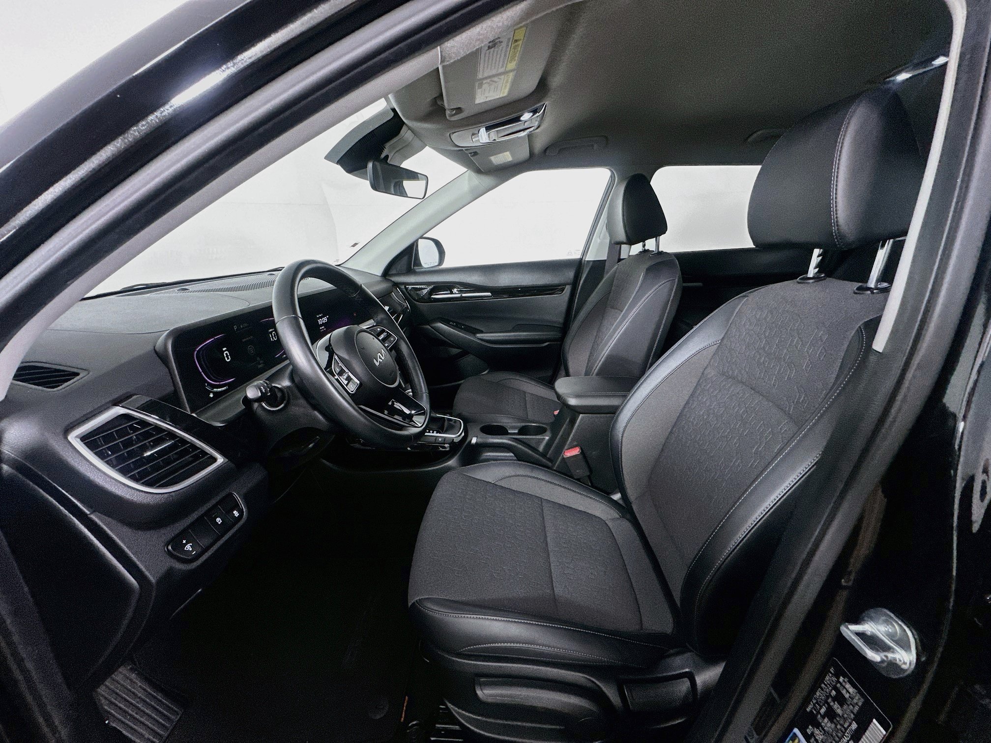 Used 2025 Kia Seltos S FWD image 13