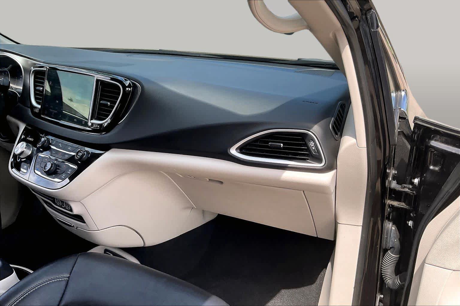Certified 2024 Chrysler Pacifica Touring-L FWD image 18