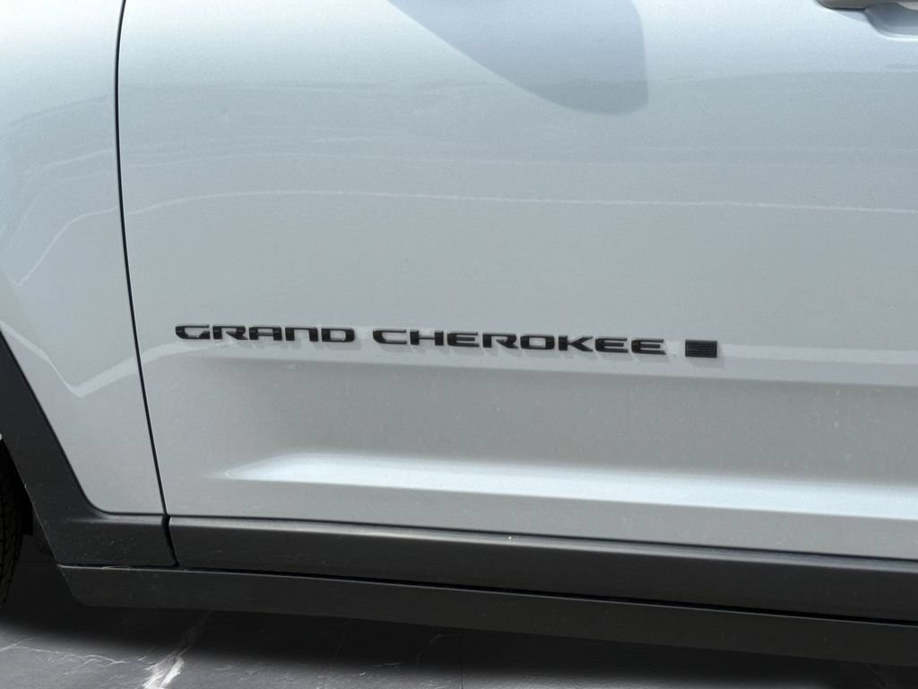 Used 2023 Jeep Grand Cherokee Altitude AWD/4WD image 10